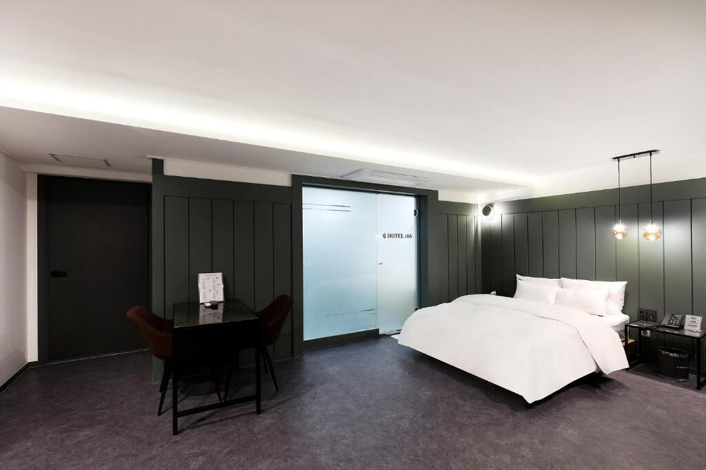 Suite | Down duvets, desk, laptop workspace, soundproofing