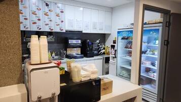 Coffee/tea maker, fridge