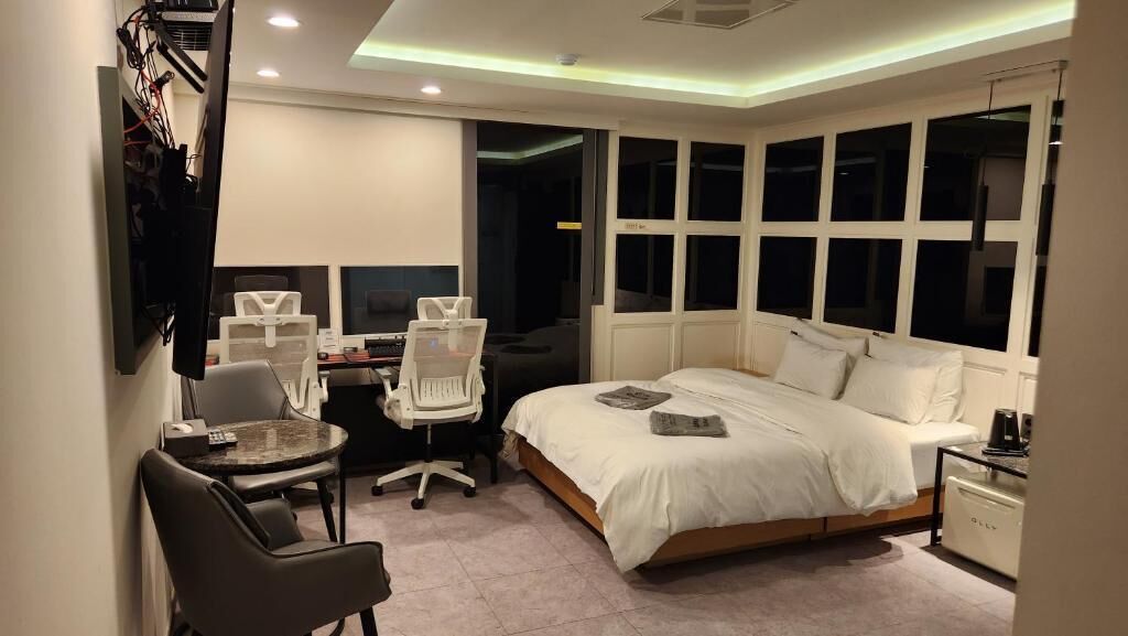 Double Room | Desk, laptop workspace, soundproofing, WiFi (free)