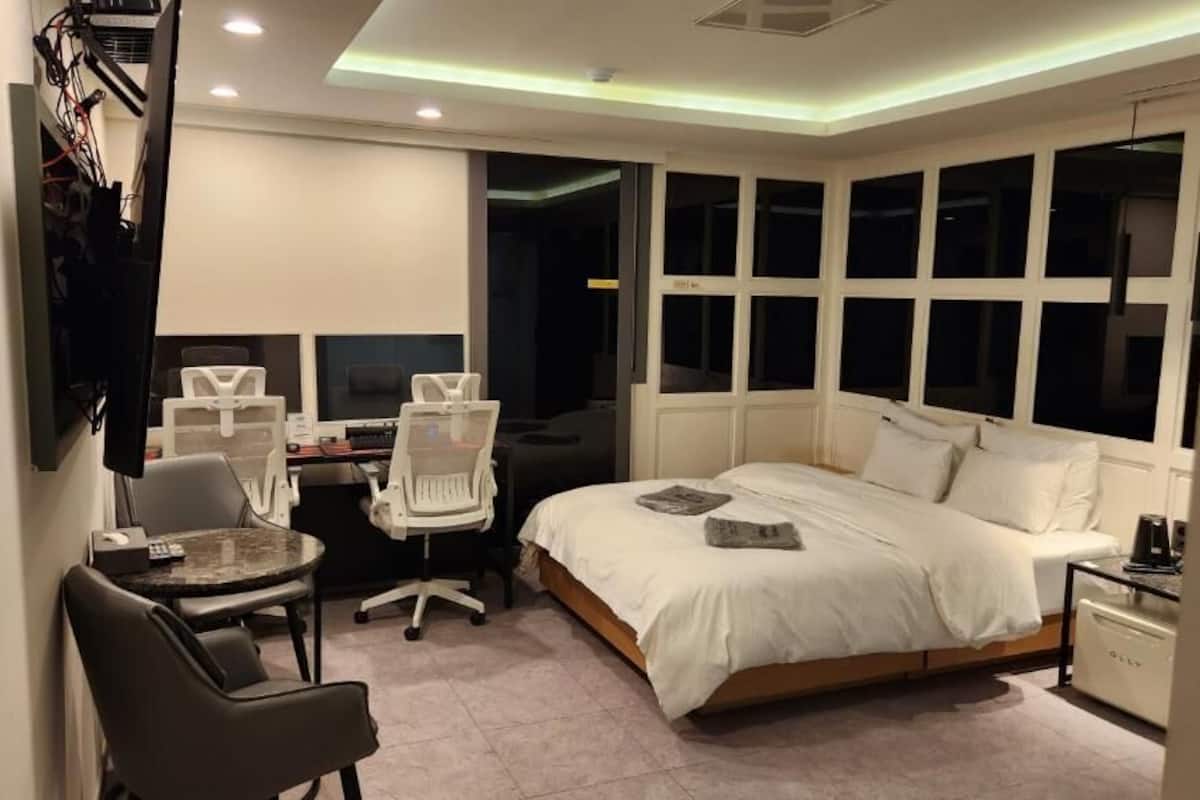 Double Room | Desk, laptop workspace, soundproofing, WiFi (free)