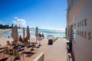 Beach - Beachfront Burleigh Getaway! (Gold Coast)