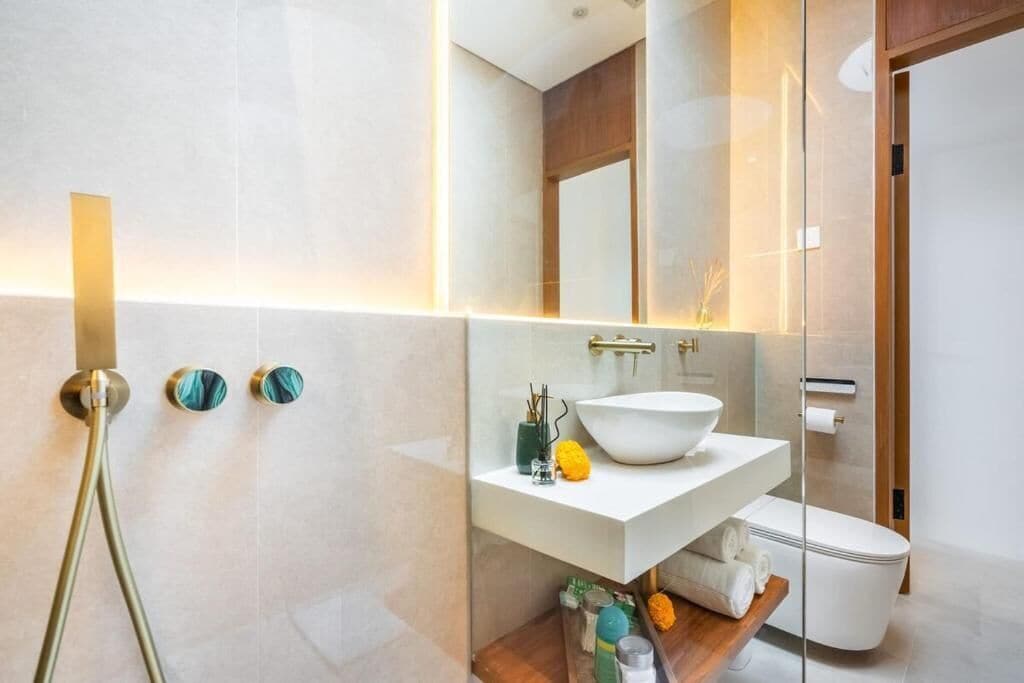 Vila Deluks, pemandangan kolam renang | Kamar mandi | Shower, perlengkapan mandi gratis, pengering rambut, dan handuk