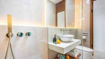 Vila Deluks, pemandangan kolam renang | Kamar mandi | Shower, perlengkapan mandi gratis, pengering rambut, dan handuk