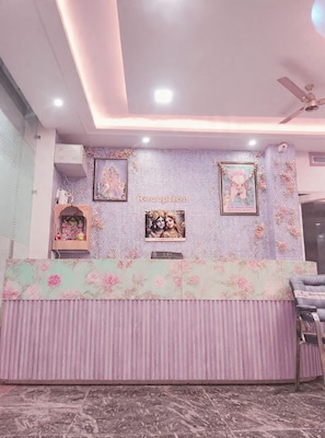 A room with a decorative wall, a ceiling fan, and a patterned floor. - Laxmi Seva Sadan Laxmi Hotel  (Barsana)