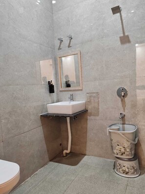 Shower, soap, shampoo, toilet paper - The Bodhi (Barsana)