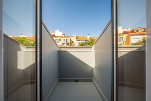 A narrow balcony with a clear view of neighboring buildings. - GuestReady - Charming Apartment in Lisbon 3E (Lisbon)