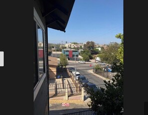 View from property - Perfect 1-bedroom apartment with AC in delightful Los Angeles (Los Angeles)
