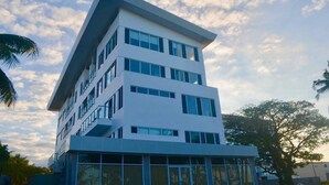 Un edificio a più piani con tetto piatto e ampie finestre.
