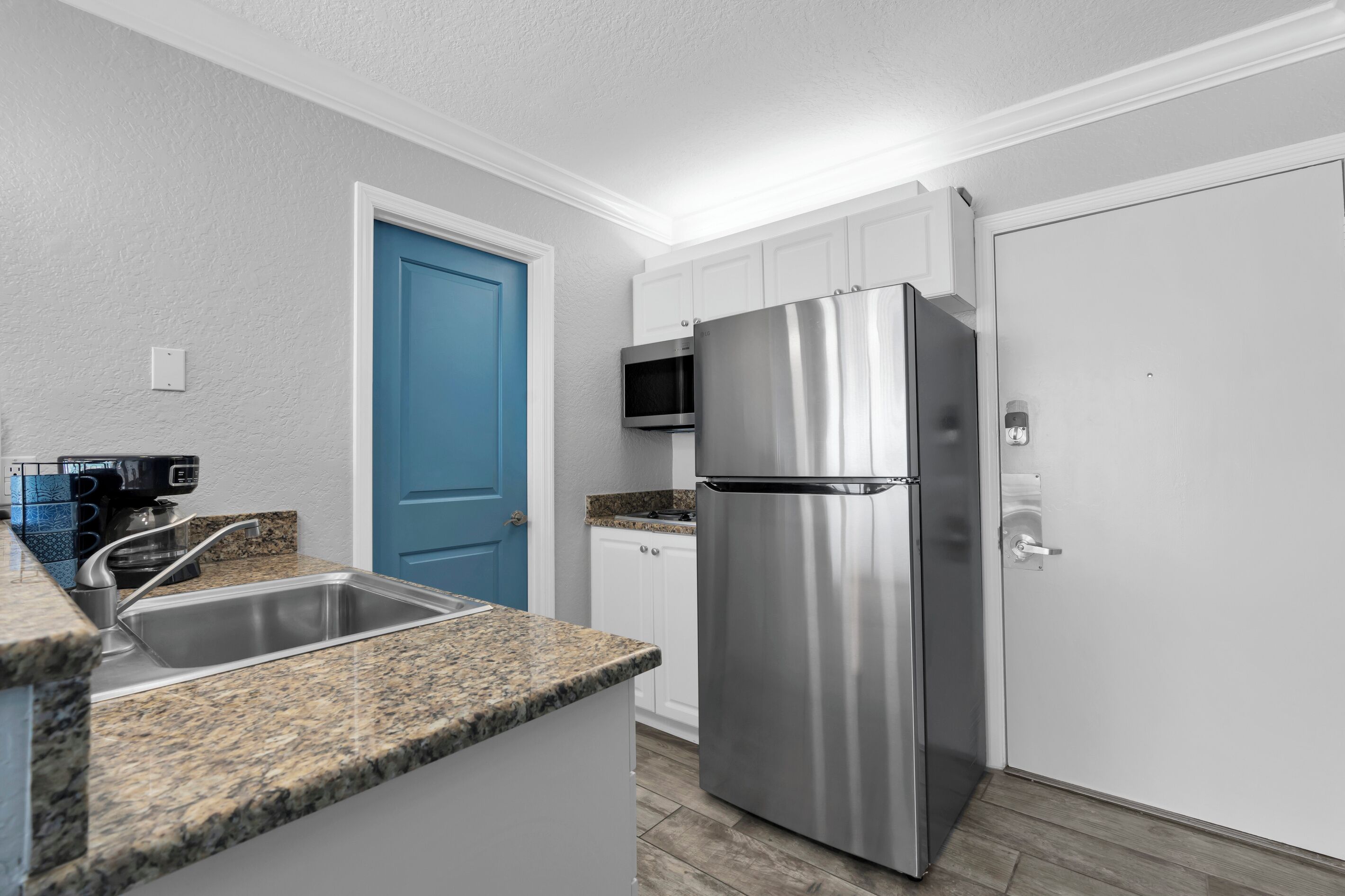 Coffee/tea maker, fridge, microwave, stovetop