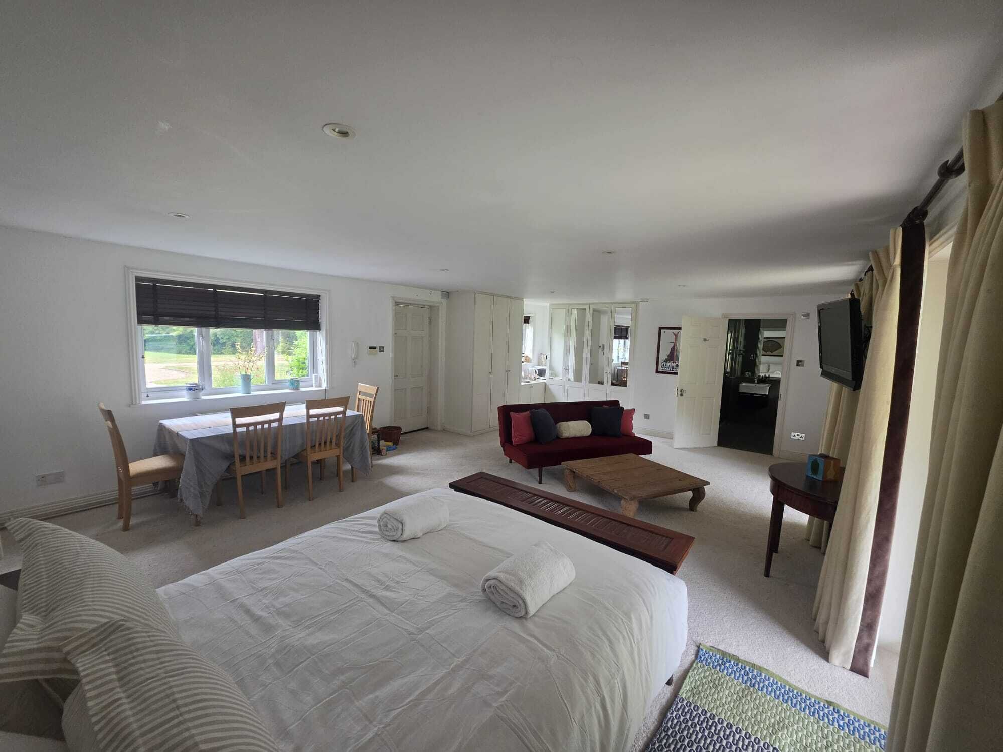 Iron/ironing board, WiFi, bed sheets