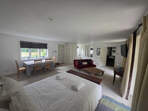 Iron/ironing board, WiFi, bed sheets - The Bungalow offers 2 private, spacious and stylish ensuite bedrooms (West End, Woking)