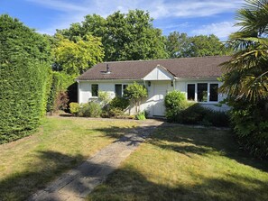 Exterior - The Bungalow offers 2 private, spacious and stylish ensuite bedrooms (West End, Woking)