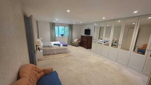Room - The Bungalow offers 2 private, spacious and stylish ensuite bedrooms (West End, Woking)
