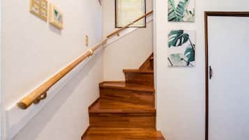 Villa familiar, balcón, vista parcial al océano | Cortinas blackout, tabla de planchar con plancha y wifi gratis