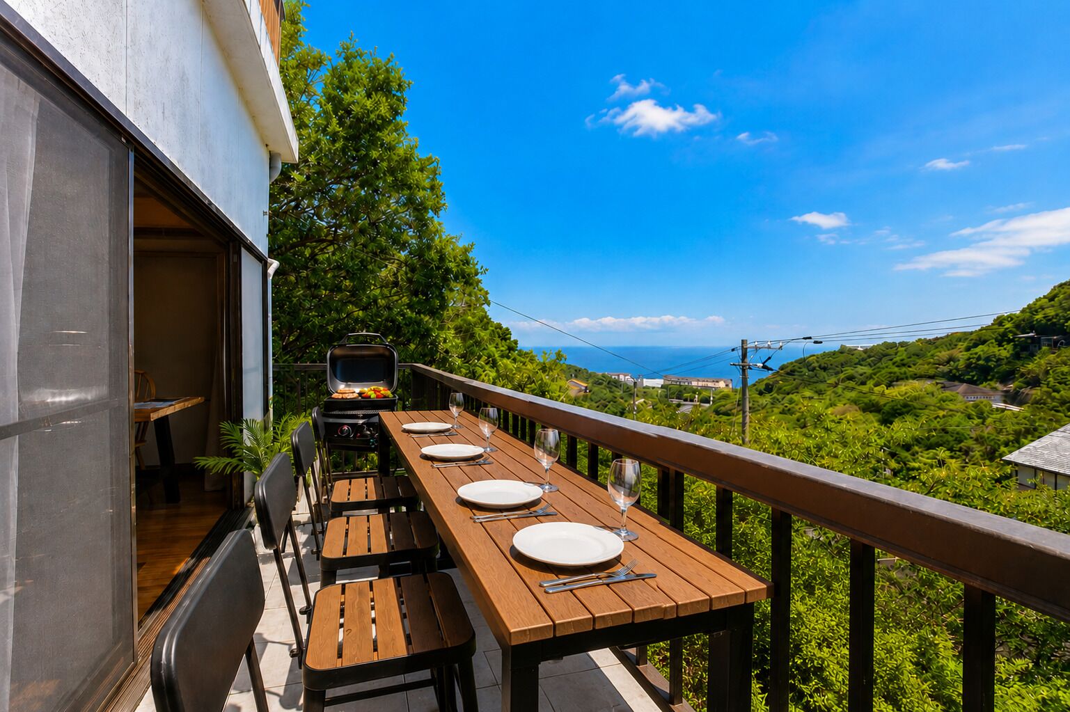 Villa familiar, balcón, vista parcial al océano | Vista del balcón