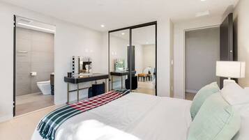 3 bedrooms, desk, iron/ironing board, WiFi (free)