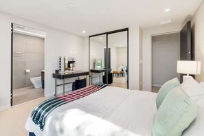 Desk, iron/ironing board, free WiFi, bed sheets - Luxury Glendale Hillside Retreat w/ Views, Spa & BBQ (Glendale)