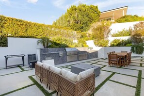 Outdoor dining - Luxury Glendale Hillside Retreat w/ Views, Spa & BBQ (Glendale)