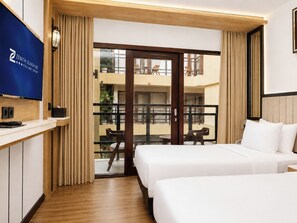 A hotel room with a balcony, a television, and a bed. - Zenith Sunshine (Soreang)