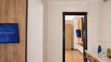 Superior King Living Room | Ruang tamu | 42 inci televisyen LED dengan kabel