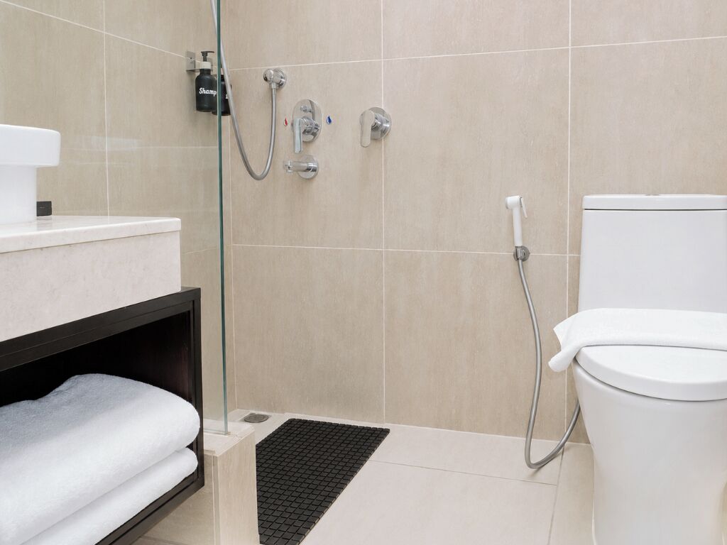 Standard Twin | Phòng tắm | Buồng tắm vòi sen, dép đi trong nhà, khăn tắm, giấy vệ sinh 