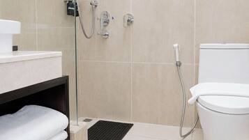 Standard Twin | Phòng tắm | Buồng tắm vòi sen, dép đi trong nhà, khăn tắm, giấy vệ sinh