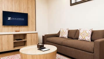 Pavilion Edelweis 3 Bed Room | Área de sala de estar | Televisión LED de 42 pulgadas con canales por cable