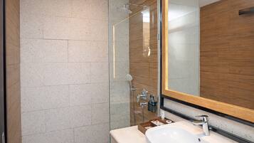 Classic Room, 1 Queen Bed | Bathroom | Shower, towels, toilet paper