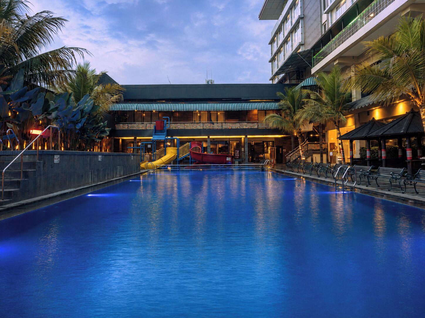 3 outdoor pools, open 6:00 AM to 10:00 PM, pool loungers