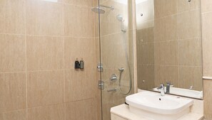 تجهيزات دش، مناشف، ورق حمّام