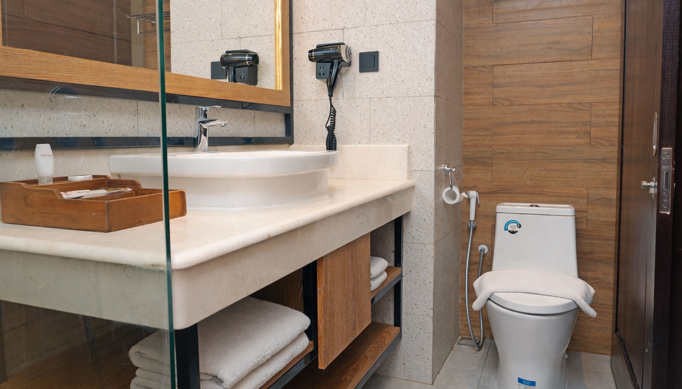 シャワー、タオル、トイレットペーパー