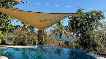 Dormitorio compartido, 1 habitación, accesible para personas con discapacidad, balcón | Piscina | Una piscina al aire libre
