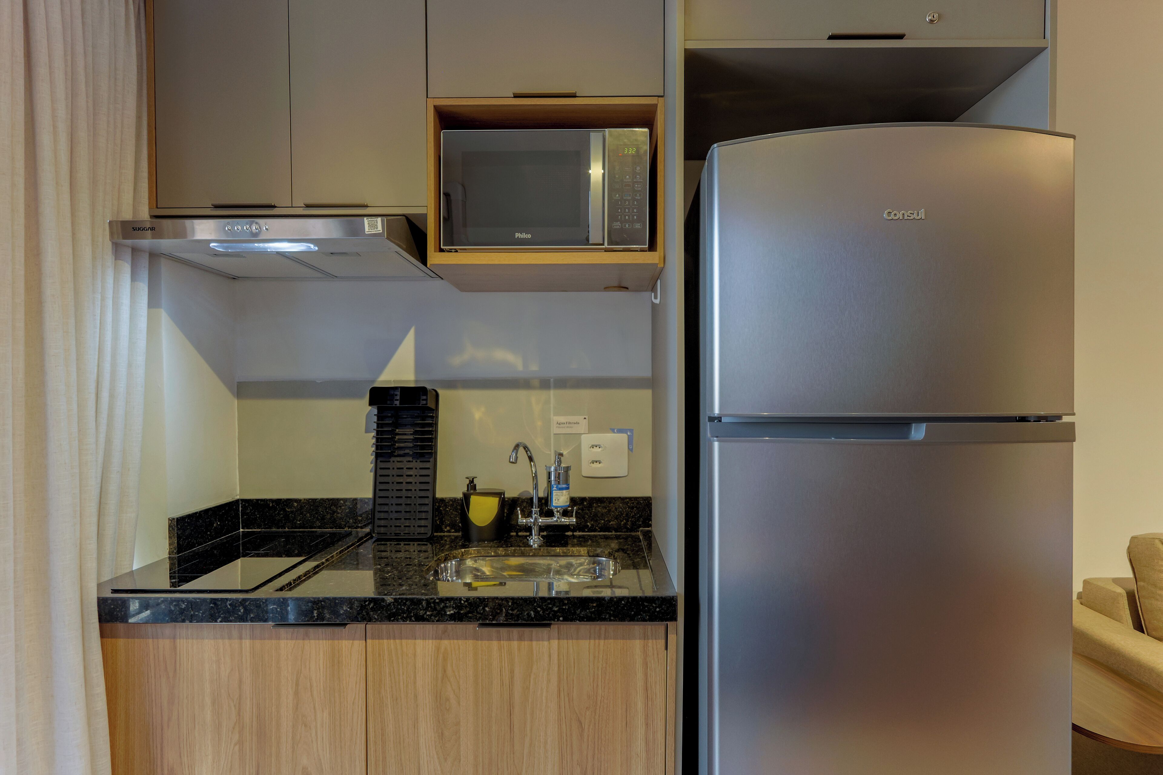 Estudio superior | Cocina privada | Frigorífico, microondas, placa de cocina y utensilios de cocina
