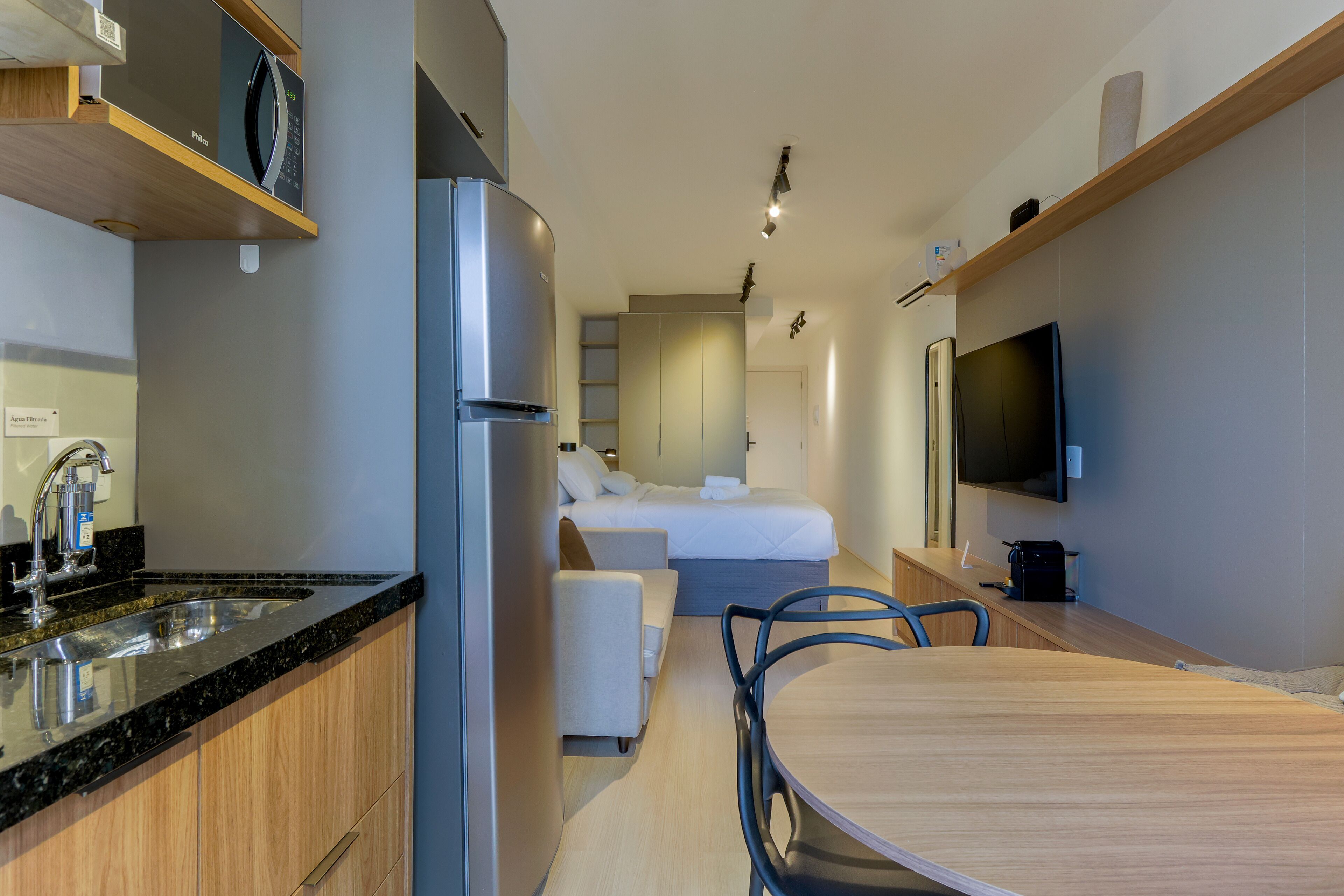 Studio Casal com sofá cama | Private kitchen | Fridge, microwave, stovetop, cookware/dishes/utensils
