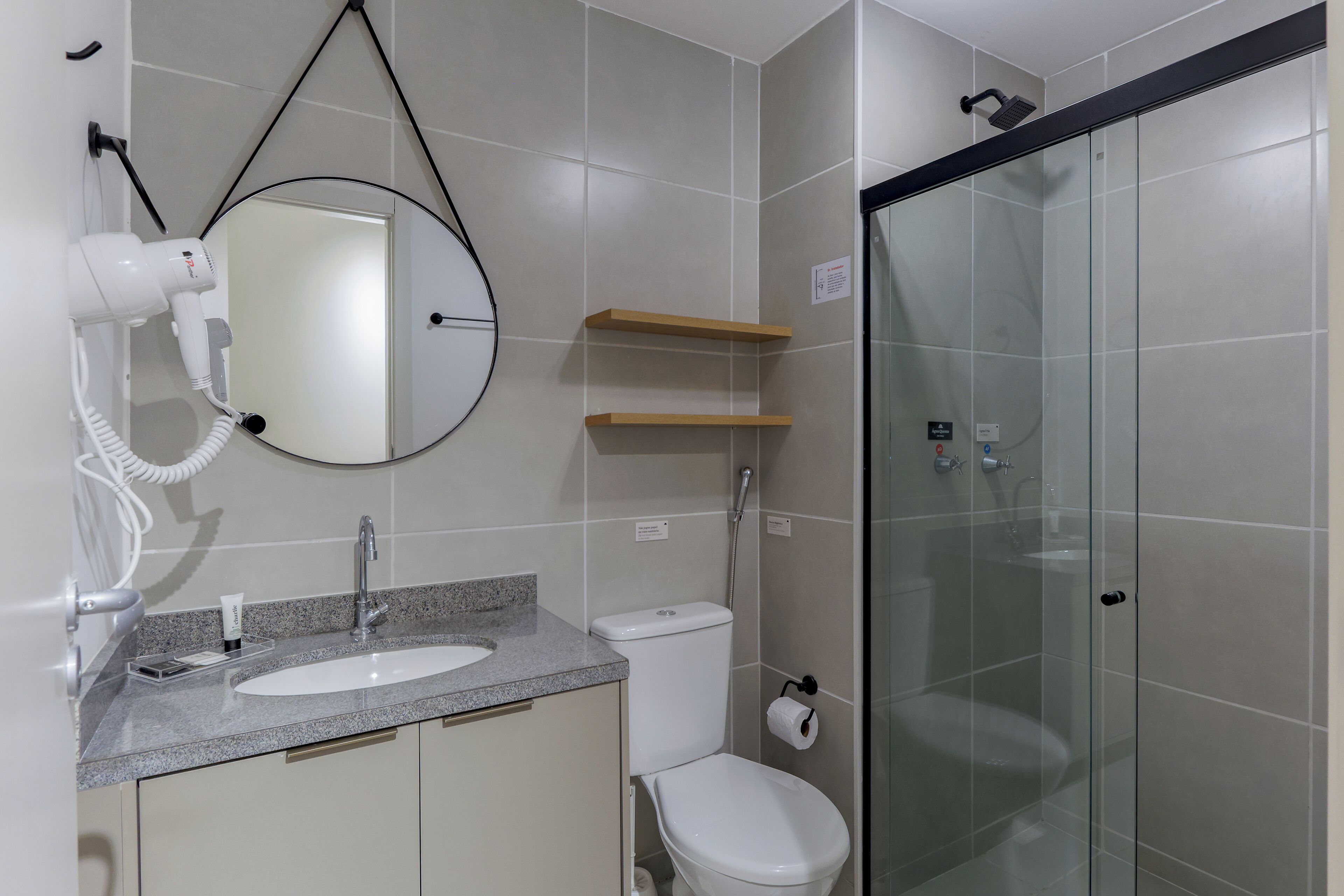 Estudio superior | Baño | Ducha, secador de pelo, toallas y jabón