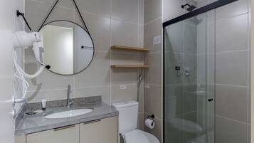 Estudio superior | Baño | Ducha, secador de pelo, toallas y jabón