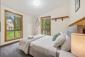 4 bedrooms, WiFi, bed sheets
