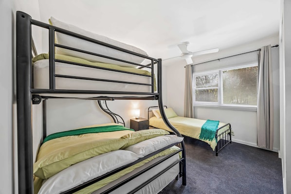 2 habitaciones, tabla de planchar con plancha, wifi y ropa de cama 