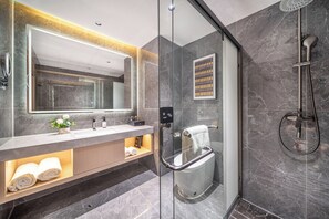 Superior-Doppelzimmer | Badezimmer | Haartrockner, Handtücher, Seife, Shampoo