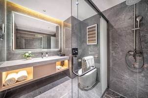 Habitación doble superior | Baño | Secador de pelo, toallas, jabón y champú