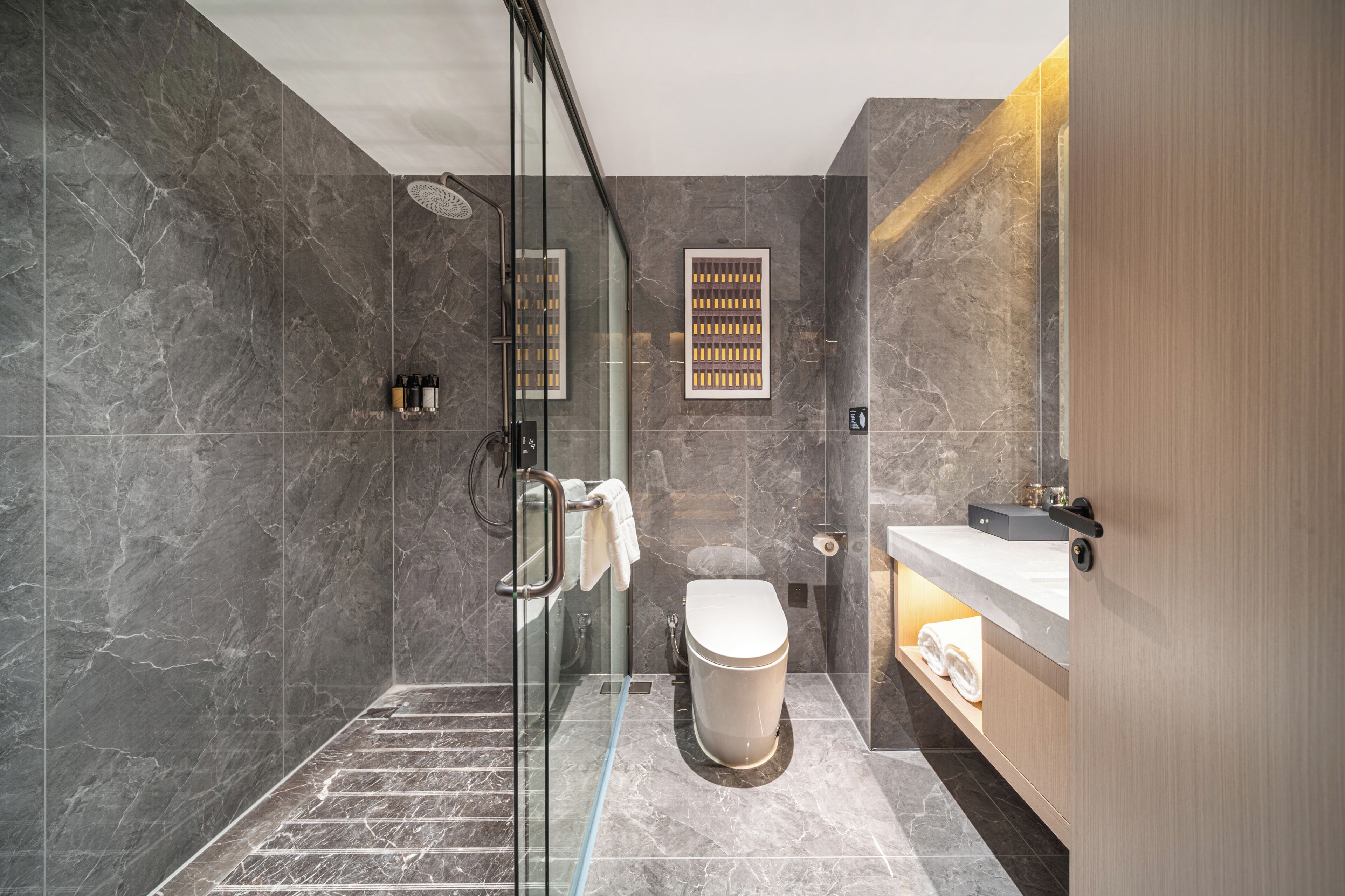 Habitación con 2 camas individuales | Baño | Secadora de cabello, toallas, jabón, shampoo 