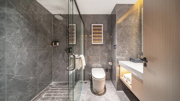 Habitación con 2 camas individuales | Baño | Secador de pelo, toallas, jabón y champú