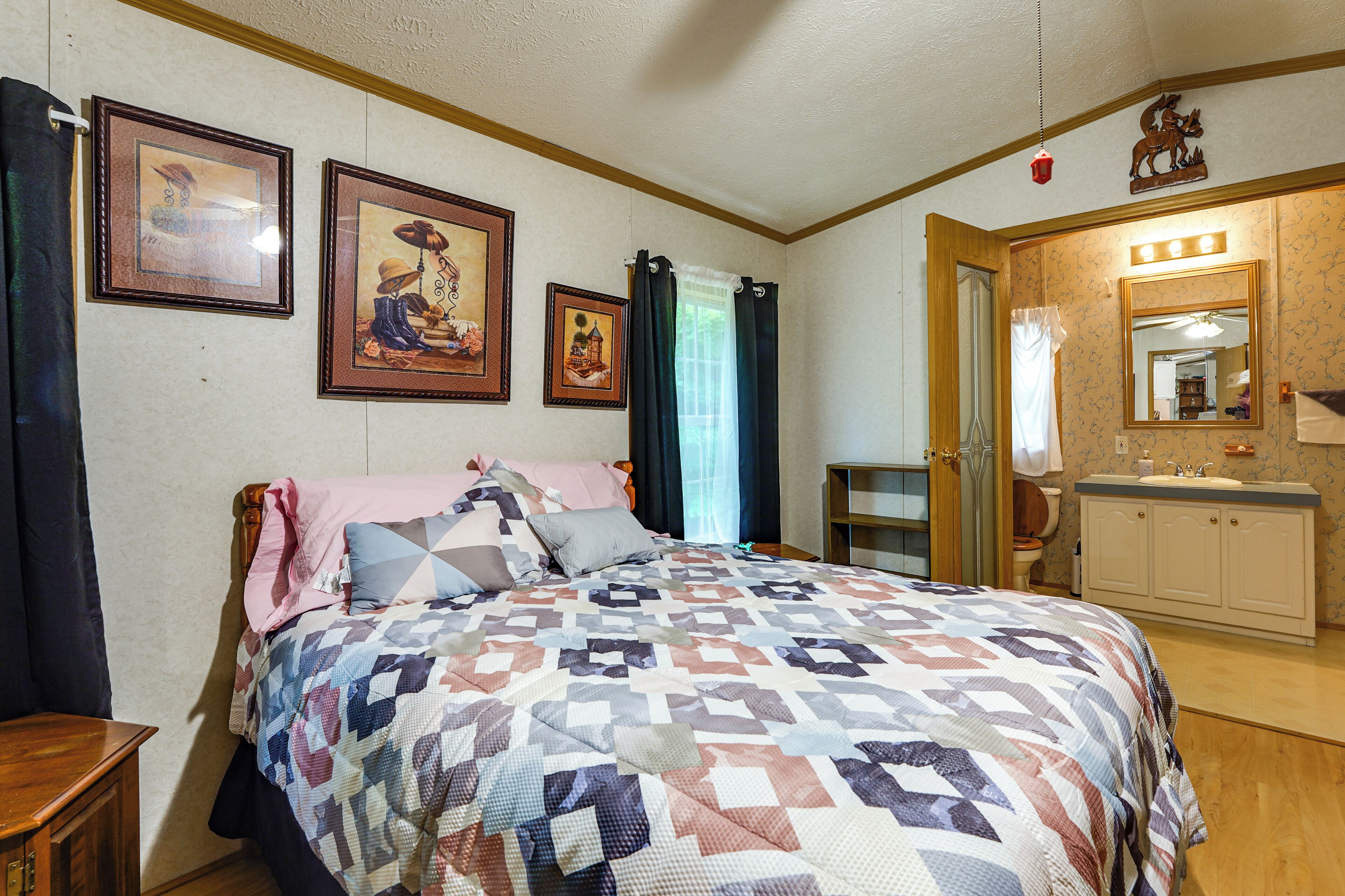 2 bedrooms, iron/ironing board, internet, bed sheets