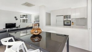 Dining - Lovely Beachfront Three Bedroom Unit (Gold Coast)