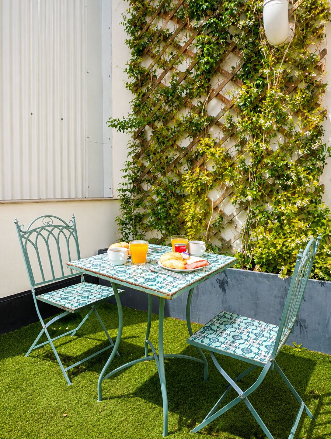 Deluxe Studio Suite, Balcony, City View | Outdoor dining