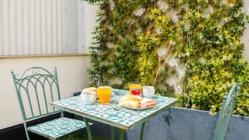 Deluxe Studio Suite, Balcony, City View | Outdoor dining