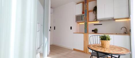 Deluxe Studio Suite, Balcony, City View | Interior