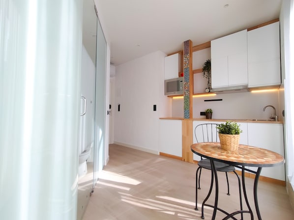 Suíte estúdio luxo, sacada, vista para a cidade | Parte interna