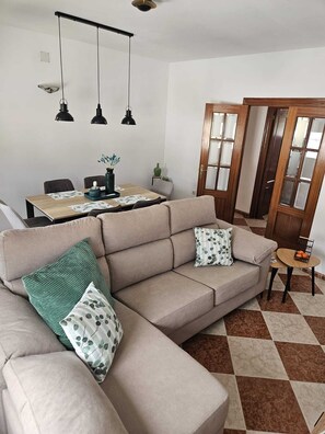 Living area - Charming 3-Bedroom Apartment in Scenic Málaga (Málaga)