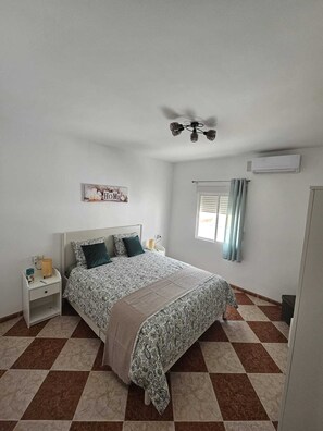 Room - Charming 3-Bedroom Apartment in Scenic Málaga (Málaga)